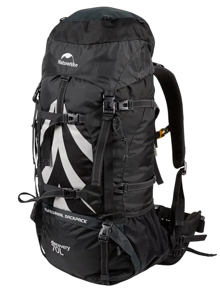 mochila cargueira 70 litros_modelo usando a preta_angulo