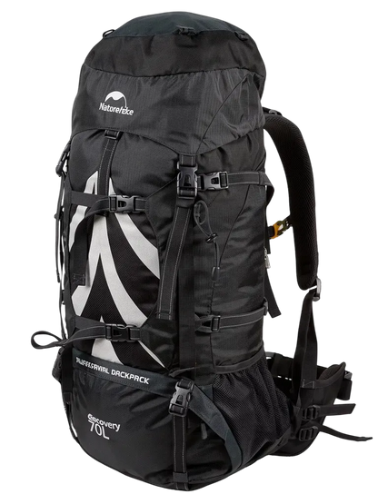 mochila cargueira 70 litros_modelo usando a preta_angulo