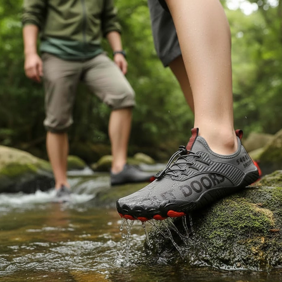 sapatilha aquatica - casal usando na cachoeira