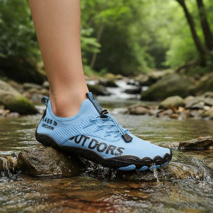 sapatilha aquatica azul respiravel no rio