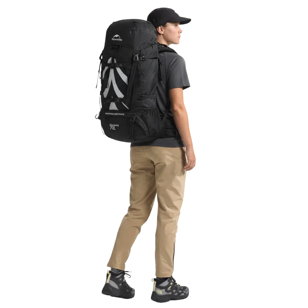 mochila cargueira 70 litros_modelo usando a preta