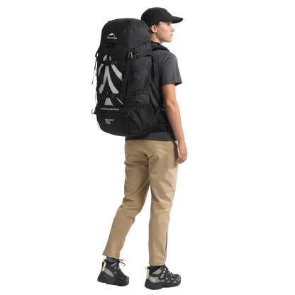 mochila cargueira 70 litros_modelo usando a preta