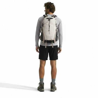 mochila de trilha caqui traseira